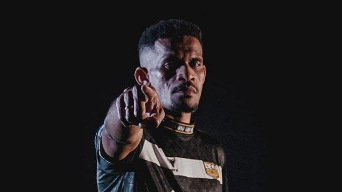 Adapun Ricky Kambuaya merupakan pemain kelahiran Sorong, Papua Barat, 5 Mei 1996.
Ia memulai karer di PSMP Mojokerto. Ricky Kambuaya lalu menjalani debut di kasta tertinggi sepak bola Indonesia bersama PSS Sleman pada tahun 2018.
Setelah itu, Ricky Kambuaya memperkuat Persebaya Surabaya.
Bersama Bajul Ijo, dia tampil apik sehingga menerima panggilan Timnas Indonesia.
Barulah, Ricky Kambuaya meneruskan kariernya di Persib Bandung, sebelum akhirnya berlabuh ke Dewa United musim ini.