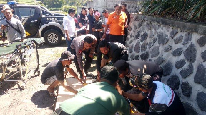 Olah TKP & Evakuasi - Di dalam mobil, di sebuah tempat parkir, Indra Nurhakim tergeletak tak bernyawa, Selasa (18/7). Indra adalah sopir yang mengantarkan wisatawan mendaki ke Gunung Batur.
Peristiwa ini terjadi di area pangkal pendakian Gunung Batur, wilayah Banjar Serongga, Desa Songan, Kecamatan Kintamani. Awalnya seorang guide bernama I Wayan Budiasa mencari Indra karena tamunya akan kembali usai mendaki.