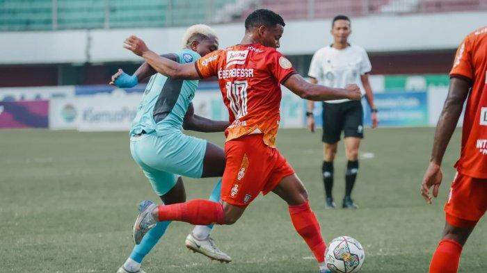 Detik-detik Eber Bessa (kanan) mencetak gol bagi Bali United di laga kontra Madura United pekan ke-31, Kamis, 16 Maret 2023. Bali United harus puas bermain imbang 1-1 menghadapi Madura United.