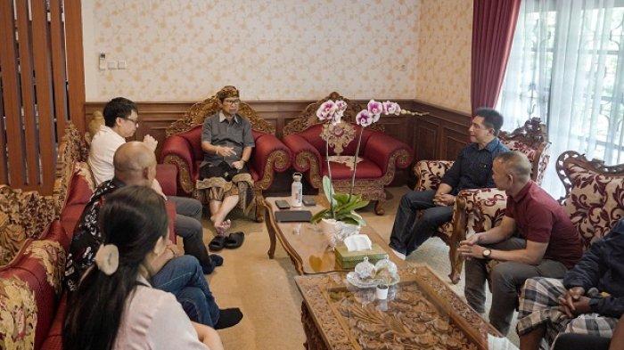 RAPAT KOORDINASI - Bupati Badung I Wayan Adi Arnawa saat rapat koordinasi terkait dengan Penataan Jembatan Tukad Bangkung, Desa Pelaga, Petang, di Rumah Jabatan Bupati Badung, Minggu 6 April 2025.