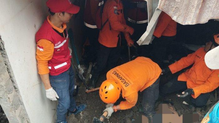 EVAKUASI - Kejadian longsor di Denpasar menggemparkan banyak pihak. Kejadian tanah longsor di Jalan Ken Dedes, yakni dekat dengan Kantor Desa Ubung Kaja, dengan korban berjumlah 8 orang, pada Senin 20 Januari 2025 kurang lebih pukul 07.30 Wita.