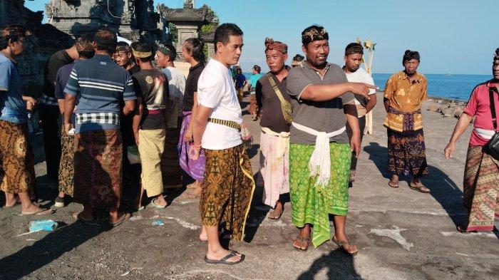 GOTONG ROYONG – Ketua DPRD Buleleng Gede Supriatna saat ikut gotong royong di Pura Segara Penimbangan, Desa Baktiseraga, Kecamatan/Kabupaten Buleleng, Rabu (11/9).