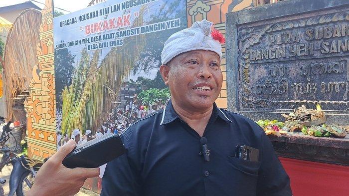 BERI KETERANGAN - Ketua Panitia Ngusaba Bukakak, Wayan Sunarsa saat memberikan keterangan mengenai tradisi Bukakak.