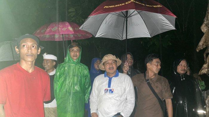 Penjabat Bupati Klungkung, I Nyoman Jendrika dan Wabup Klungkung terpilih, Tjokorda Surya Putra meninjau lokasi longsor di Lingkungan Celuk, Banjar Cempaka, Desa Pikat, Kecamatan Dawan, Minggu malam (19/1/2025).