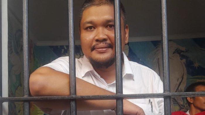 Akbar Gusmawan telah menjalani sidang dakwaan di PN Denpasar. Ia didakwa terkait kasus perdagangan orang.