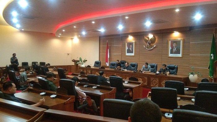RAPAT KOMISI - DPRD Kabupaten Badung melalui Komisi I saat melaksanakan dengar pendapatan kepada Atlas Beach Club terkait penampilan dewa siwa yang dilaksanakan di Gedung Dewan pada Jumat 7 Februari 2025.