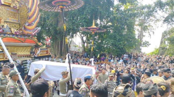 Suasana palebon di Kabupaten Gianyar, Bali, Senin 24 Juli 2023. Tampak petugas Pemkab Gianyar menggelar upacara kedinasan dalam palebon mendiang CBS di Setra Dalem Puri Ubud. Dan arakan bade di Kota Gianyar.