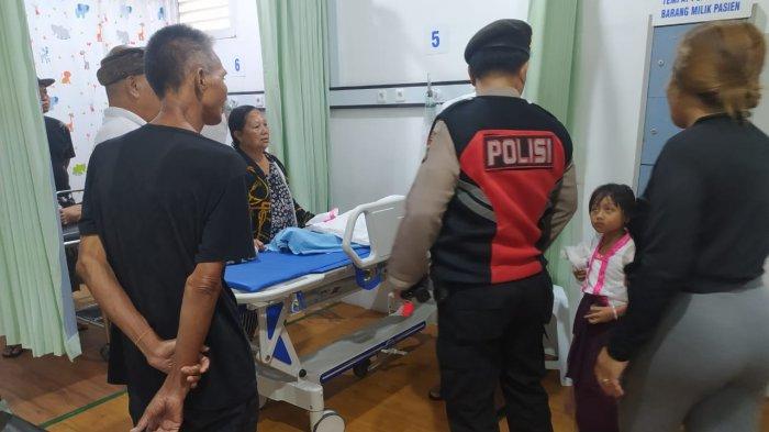 KORBAN - Angin puting beliung melanda Desa Guwang, Kecamatan Sukawati, Gianyar, Bali, Minggu 9 Februari 2025, sekitar pukul 13.45 Wita.
Kondisi ini mengakibatkan robohnya bangunan balai pesandekan (tempat istirahat), di Jaba Tengah Pura Dalem Desa Adat Guwang.
Sebanyak 7 orang mengalami luka-luka dan kerugian materiil diperkirakan mencapai Rp450 juta.