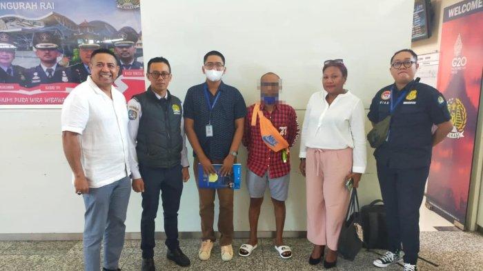 Imigrasi Ngurah Rai kembali memberikan tindakan tegas terhadap pelanggar aturan keimigrasian.
Pada Selasa (4/7/2023), Imigrasi Ngurah Rai melakukan pendeportasian terhadap 2 orang WNA yakni inisial MCM (laki-laki usia 36 tahun) asal Timor Leste dan inisial AKG (laki-laki usia 27) asal Nepal.
Kedua WNA tersebut diberikan Tindakan Administratif Keimigrasian (TAK), berupa pendeportasian akibat tinggal di wilayah Indonesia melebihi masa izin tinggal yang diberikan (overstay) lebih dari 60 hari.