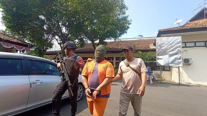 Sosok oknum balian berinisial INM alias Jro S, yang ditetapkan sebagai tersangka dugaan pelecehan seksual kepada pasiennya saat dikeler di Polres Jembrana, Senin 26 Juni 2023.