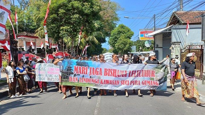 Demo - Wakil Bupati Karangasem, I Wayan Artha Dipa, mengaku Pemerintah Daerah Karangasem tidak pernah mengeluarkan izin, dan rekomendasi terkait pembangunan resort di Kawasan Suci Pura Gumang Bugbug.
Izin dikeluarkan dari pusat, sedangkan daerah tak mengeluarkan izin.
Masalah ini nantinya akan dilaporkan ke Bupati Karangasem. Kemungkinan masalah ini kembali akan dikaji.
Harapannya pemerintah daerah bisa mengambil langkah yang tepat. Krama Bugbug meminta supaya pembangunan resort distop. Tapi akan dirapatkan kembali.