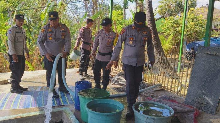 Kepolisian Sektor (Polsek) Kubu distribusikan air bersih, Selasa (22/8/2023) pagi. Daerah yang disisir yakni Br. Munti Gunung Tengah dan Munti Gunung Induk, Tianyar Barat, Kecamatan Kubu.