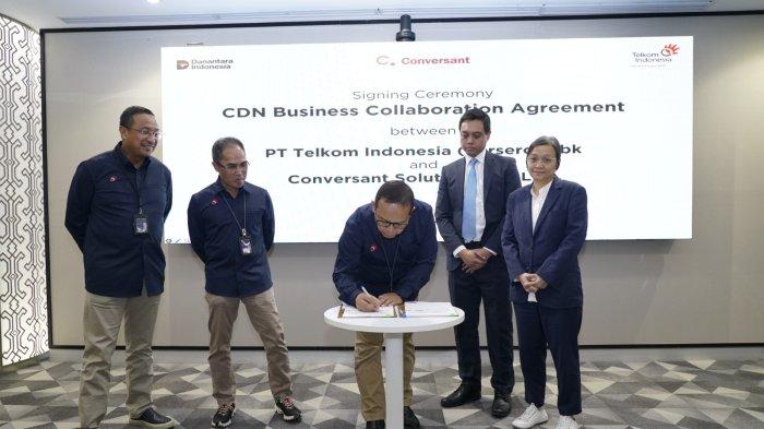 (kiri ke kanan) Direktur Network Telkom Nanang Hendarno, Direktur Wholesale & International Service Telkom Honesti Basyir, Executive General Manager Digital Connectivity Service Telkom Teuku Muda Nanta, Regional Director Conversant Indonesia Aiman Hakim, dan CEO Conversant Cheong Fun Hua saat penandatanganan perjanjian kerja sama penyediaan layanan Content Delivery Network as a Service (CDN as a Service/CaaS) di Indonesia antara Telkom dan Conversant di Telkom Landmark Tower, Jakarta, pada senin (23/6).