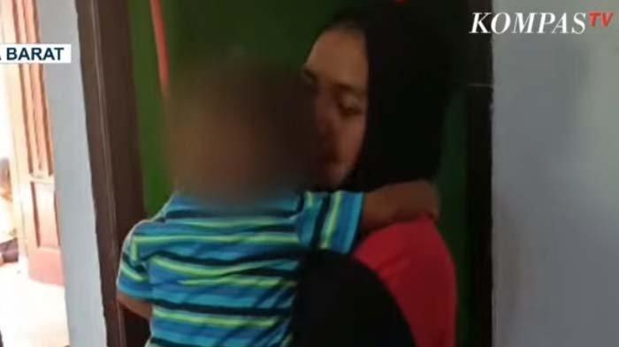 Kasih Sayang - Siti tetap merawat bayinya dengan kasih sayang meski hasil tes DNA bukan anak yang dilahirkan.