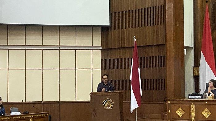 Wakil Gubernur Bali Tjokorda Oka Artha Ardana Sukawati (Cok Ace) di Wiswa Sabha.