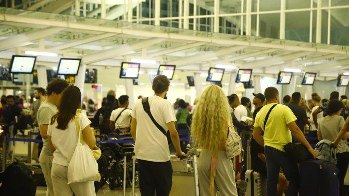 Wisman masuk Bali - Penandatanganan dilakukan oleh Regional CEO BRI Denpasar, Recky Plangiten, dengan Gubernur Bali, Wayan Koster.
Kerjasama meliputi tata cara pembayaran pungutan, bagi wisatawan asing (wisman) yang terintegrasi dengan sistem Love Bali.