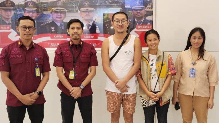 Deportasi - LB dan LL (wajah diblur) dideportasi dari Bandara Ngurah Rai ke Tiongkok.