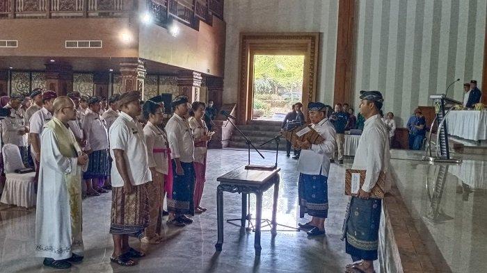 Bupati Jembrana, I Nengah Tamba saat memimpin proses pelantikan/pengukuhan ASN di Auditorium Pemkab Jembrana, Selasa 29 Agustus 2023.
