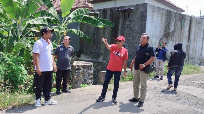 TINJAU LOKASI - Tokoh masyarakat Desa Penglatan, I Kadek Setiawan (baju merah) saat meninjau lokasi di sekitar pembangunan rumah bersubsidi. Setiawan yang juga anggota Komisi III DPRD Provinsi Bali ini menyesalkan pembangunan developer yang tidak memperhatikan lingkungan.