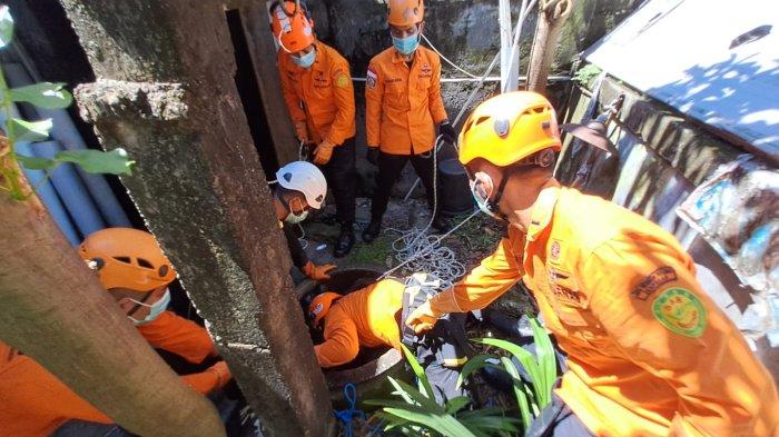 Proses evakuasi korban terjatuh kedalam sumur sedalam 3 hingga 4 meter.
