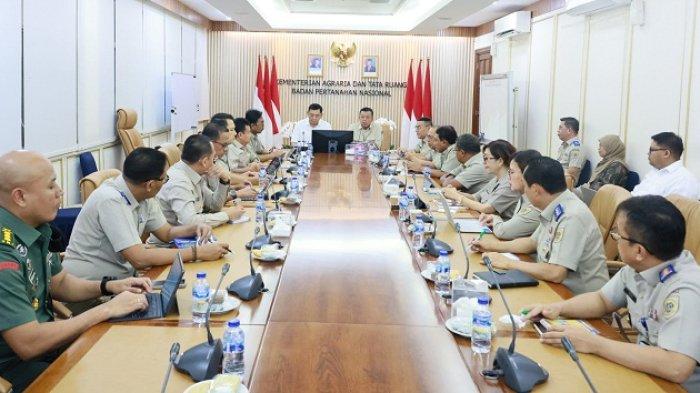 Menteri Agraria dan Tata Ruang/Kepala Badan Pertanahan Nasional (ATR/BPN), Nusron Wahid menerima kunjungan dari Menteri Pertahanan (Menhan), Sjafrie Sjamsoeddin, Senin (11/11/2024).
Dalam diskusinya, Menteri Nusron mengaku akan melakukan penguatan kerja sama di bidang pertanahan dan pertahanan nasional, di antaranya pengamanan tanah aset negara serta terkait program ketahanan pangan.