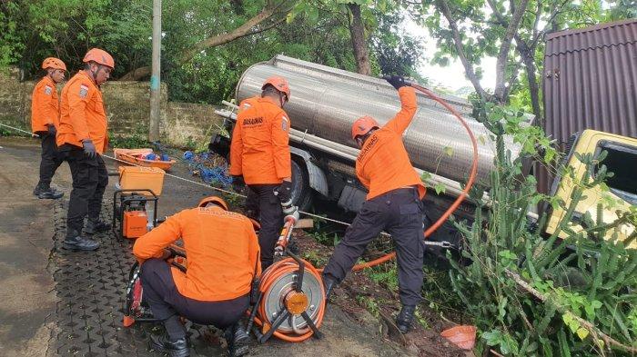 TRAGEDI - Proses evakuasi sopir truk tangki air yang dilakukan oleh Tim SAR.