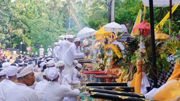 Melasti - Ribuan krama Desa Adat Nagasepaha, Kecamatan Bueleleng saat mengikuti prosesi melasti, Kamis (27/3). Prosesi yang dilaksanakan jelang hari Suci Penyepian ini, diikuti ribuan krama Desa setempat.