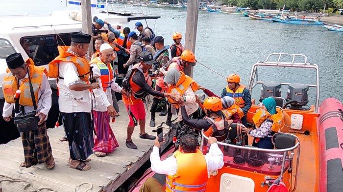Proses evakuasi penumpang KMP Gerbang Samudra 2 oleh tim SAR gabungan.