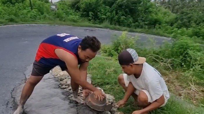 PERBAIKAN SWADAYA - Para pelaku pariwisata di Nusa Penida menambal jalan rusak secara mandiri, beberapa waktu lalu.