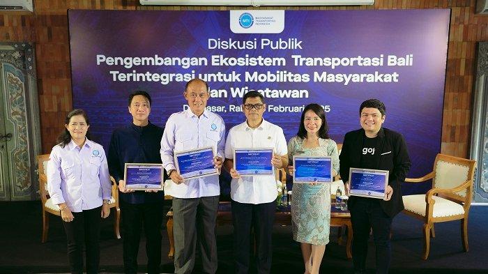 DISKUSI - Masyarakat Transportasi Indonesia (MTI) Bali menggelar diskusi publik bersama berbagai pemangku kepentingan di sektor transportasi bertajuk “Pengembangan Ekosistem Transportasi Bali Terintegrasi untuk Mobilitas Masyarakat dan Wisatawan”.
Acara yang berlangsung pada Rabu, 26 Februari 2025 di Denpasar ini menjadi wadah strategis bagi para ahli, regulator, serta pelaku industri transportasi untuk bertukar gagasan dan merumuskan solusi konkret guna menciptakan ekosistem transportasi yang lebih efisien, inklusif, dan berkelanjutan di Bali.
