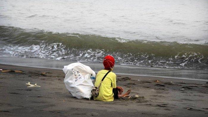 Para pemulung di Bali mengungkapkan keresahannya, begitu mendengar adanya kebijakan Gubernur Bali, Wayan Koster, yang melarang produk-produk kemasan plastik sekali pakai, utamanya kemasan air mineral ukuran di bawah satu liter.