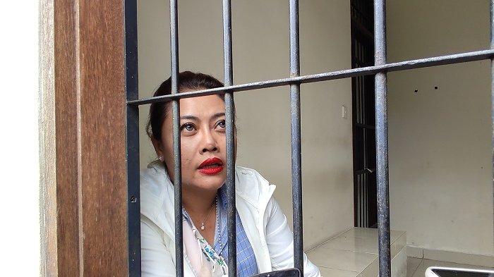 Dari ribuan WBP itu, ada mantan Bupati Tabanan, Ni Putu Eka Wiryastuti, yang juga mendapatkan remisi.
Besaran remisi yang diterima oleh putri Ketua DPRD Provinsi Bali, I Nyoman Adi Wiryatama ini 2 bulan.