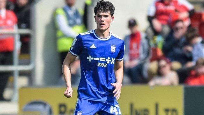 Elkan Baggott saat membela tim senior Ipswich Town.
