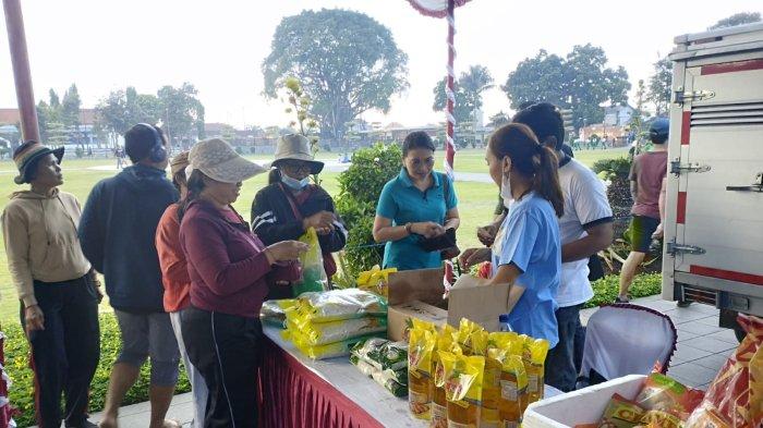 Gerakan Pasar Murah oleh Pemkab Gianyar di Alun-alun Gianyar, Bali, Jumat 26 Juli 2024.