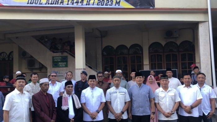 Penyerahan hewan kurban secara simbolis dari Kapolda Bali kepada pihak Masjid At-Taqwa Polda Bali.