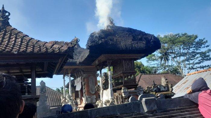 TERBAKAR – Petugas melakukan pemadaman api yang membakar bangunan di Merajan Agung Petapan di Dusun Swelagiri, Desa Aan, Kecamatan Banjarangkan, Klungkung, Selasa (17/9). Dari pendataan awal kerugian akibat kebakaran terhitung Rp 400 juta.