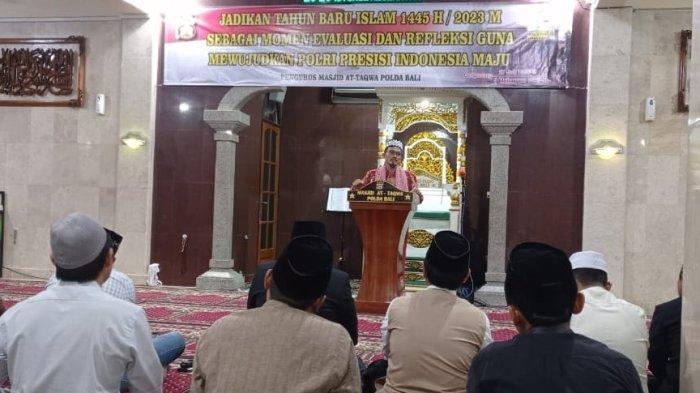 Drs H Ariful Akmal M Hum memberikan ceramah pada acara perayaan Tahun Baru Islam 1445 H/2023 M, di Masjid At Taqwa Polda Bali pada Kamis, 27 Juli 2023.