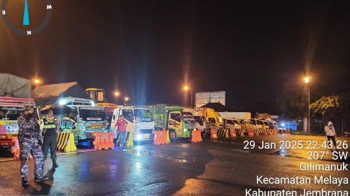 ARUS LALU LINTAS - BPTD Pelabuhan Gilimanuk: Suasana di Pelabuhan Gilimanuk Jembrana pada momen arus balik, Rabu 29 Januari 2025 malam.
