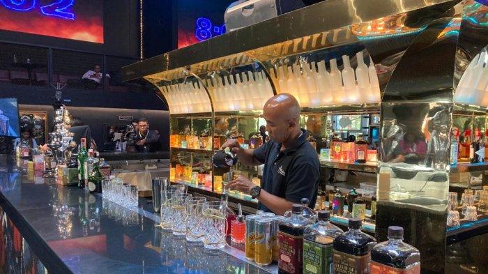 The Mixology Playoff kelima digelar di Bali.
Para bartender berlomba meracik teh dengan berbagai bahan, untuk disajikan dalam bentuk cocktail dan mocktail.
Salah satunya Cupid, bartender dari Hilton Bali.
Ia meracik teh Dilmah dengan adas, yang membangkitkan selera khususnya selera makan.