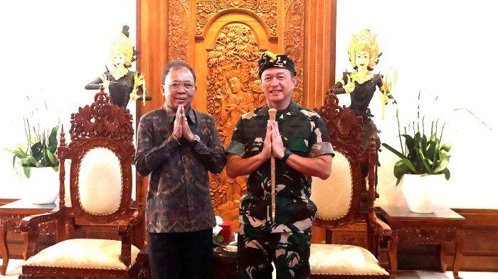 BERTEMU - Pangdam IX/Udayana yang baru, Mayjen TNI Piek Budyakto, berkesempatan bertemu orang nomor satu di pemerintahan Bali, Gubernur Wayan Koster, di Jayasabha, Denpasar pada Senin (21/4).