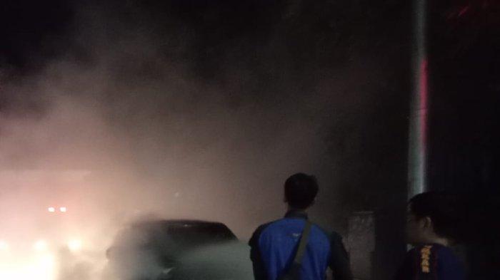 Mobil Range Rover Evoque terbakar di lampu merah kawasan Desa Guwang, Kecamatan Sukawati, Gianyar, Bali, Jumat 3 Januari 2025 sekitar pukul 19.30 Wita.