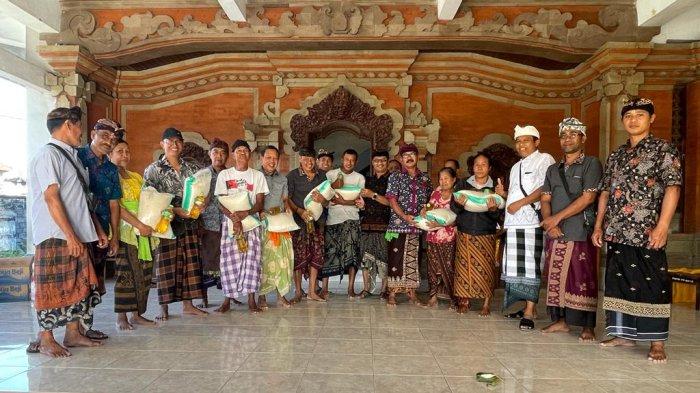 Krama saat menerima bantuan beras dari Desa Adat Guwang, Sukawati, Gianyar, Kamis 27 Juli 2023.