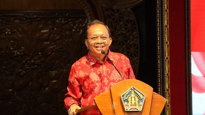 SOSIALISASI - Gubernur Bali Wayan Koster mensosialsiasikan Gerakan Bali Bersih Sampah kepada para pelaku usaha di Gedung Ksirarnawa, Taman Budaya Denpasar, Jumat (30/5).