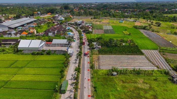 Dishub Badung saat melakukan pemasangan Water Barrier di sepanjang Jalan Terminal Mengwi pada Selasa 6 Mei 2025.