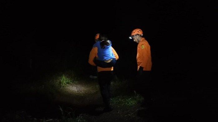 Evakuasi seorang pendaki perempuan, Luh Asri Ningsih Widi Nurjaya (23) mengalami hipotermia saat mendaki Gunung Agung pada Minggu, 11 Februari 2024.