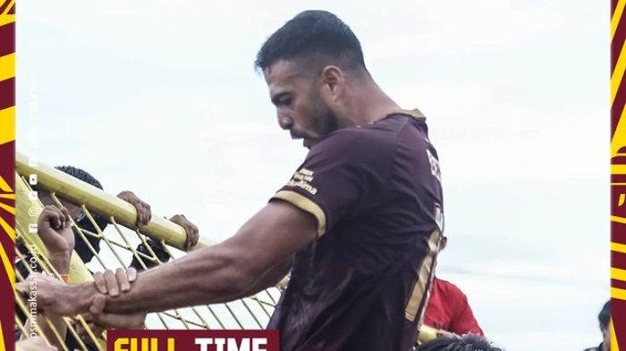 Everton Nascimento berselebrasi bersama dengan para pendukung PSM Makassar, usai mencetak gol ketiga bagi Juku Eja ke gawang Persis Solo. Laga berakhir dengan kemenangan PSM Makassar 3-2, Minggu, 5 Maret 2023.
