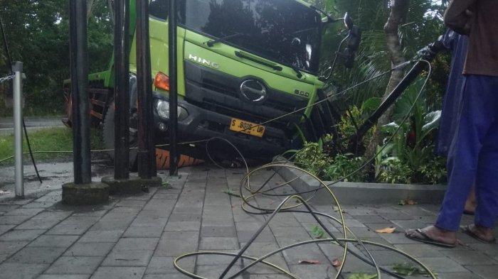 KECELAKAAN - Kondisi di TKP pasca sebuah truk Hijau menyeruduk pikap yang sedang parkir di pinggir Jalan Raya Denpasar-Gilimanuk tepatnya di Desa Yehembang Kangin, Kecamatan Mendoyo, Jembrana, Sabtu (15/3) sore. Sopir diduga mengantuk, truk oleng tabrak bagian belakang pikap parkir.