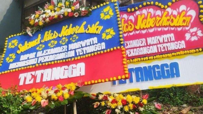Dapat 'Pujian' - Karangan bunga berisi tulisan mengucapkan selamat atas keberhasilan memasuki pekarangan tetangga dikirim oleh 'tetangga' ke rumah Wakil Ketua KPK Alexander Marwata dan Plt Deputi Penindakan dan Eksekusi Asep Guntur Rahayu. Bagi pimpinan KPK, kiriman karangan bunga itu dinilai sebagai teror.