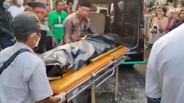 KORBAN - Tindak kriminal di Bali belakangan semakin menjadi. Terbaru tragedi berdarah kembali terjadi.
Tragisnya, kali ini korbannya adalah seorang ibu berusia 57 tahun inisial K. Ia meninggal dunia usai diserang seseorang, yang diduga hendak merampok rumahnya.