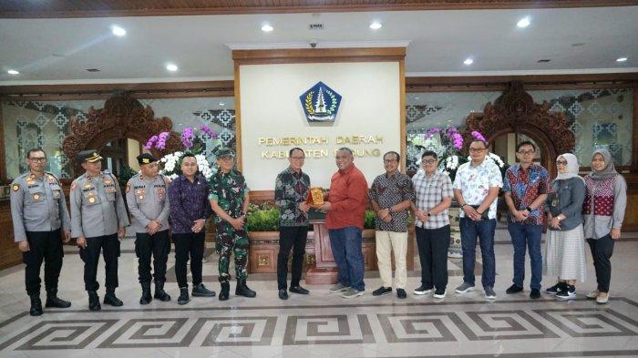 Wakil Bupati Badung I Ketut Suiasa menerima kunjungan Pemkab. Bantul, Provinsi Daerah Istimewa Yogyakarta di Puspem Badung, Jumat (17/1).